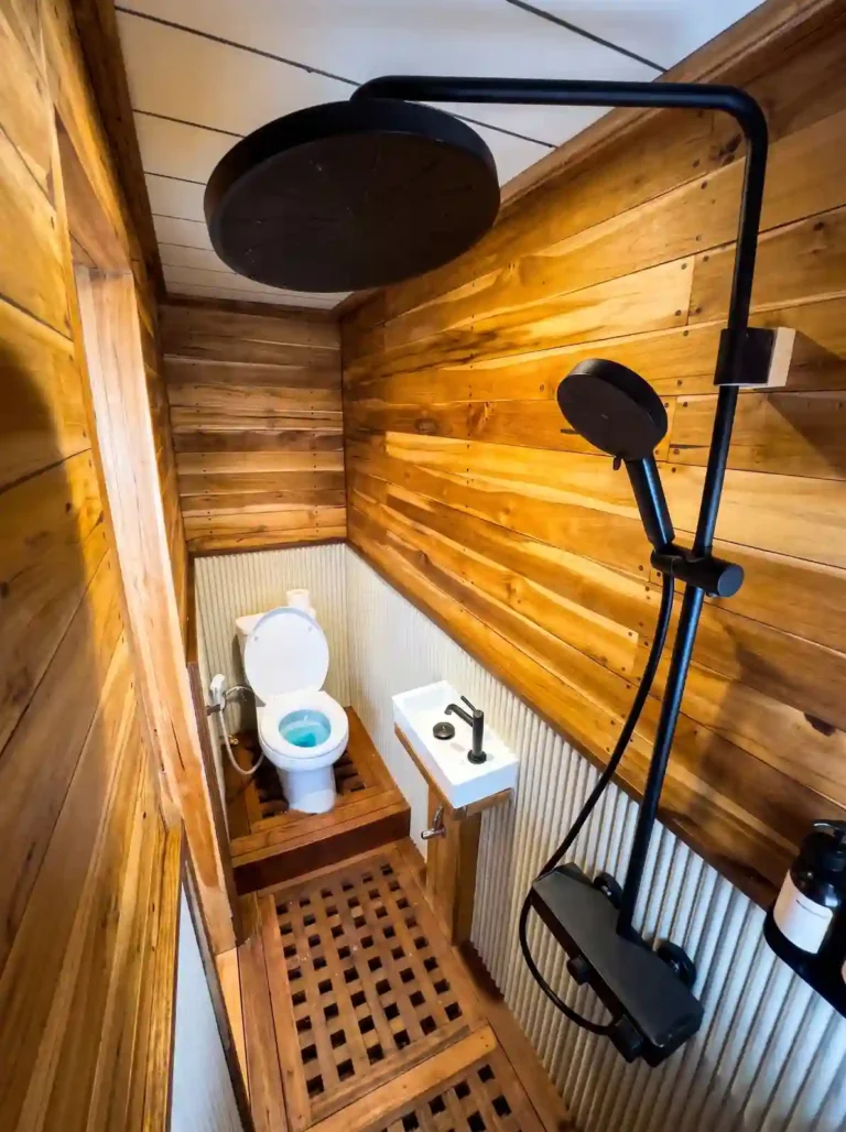 Andalucia 3 – Main Deck Toilet