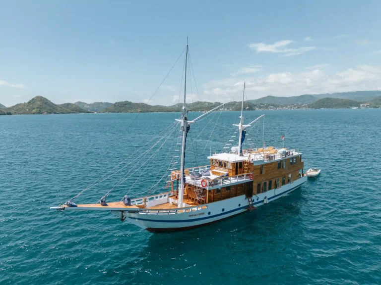 Baraka Phinisi liveaboard