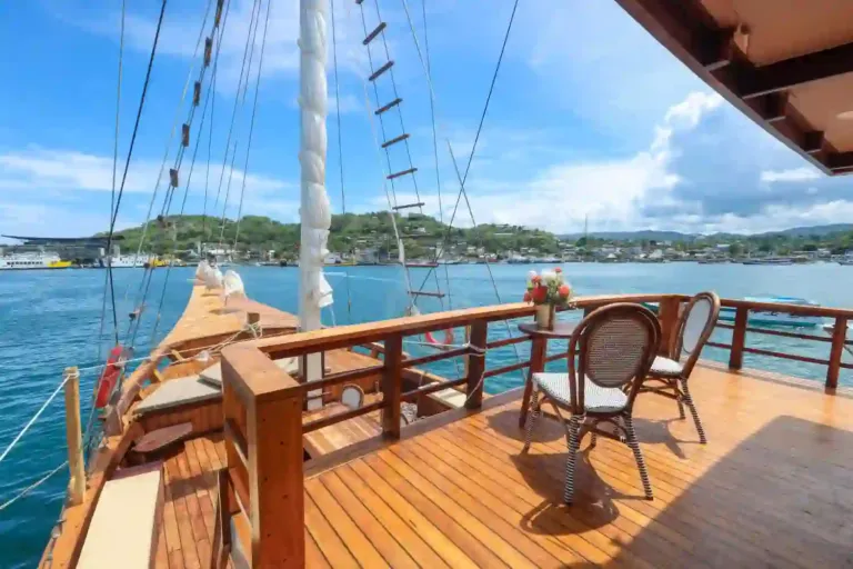 Chill Area   Elrora Liveaboard (4)