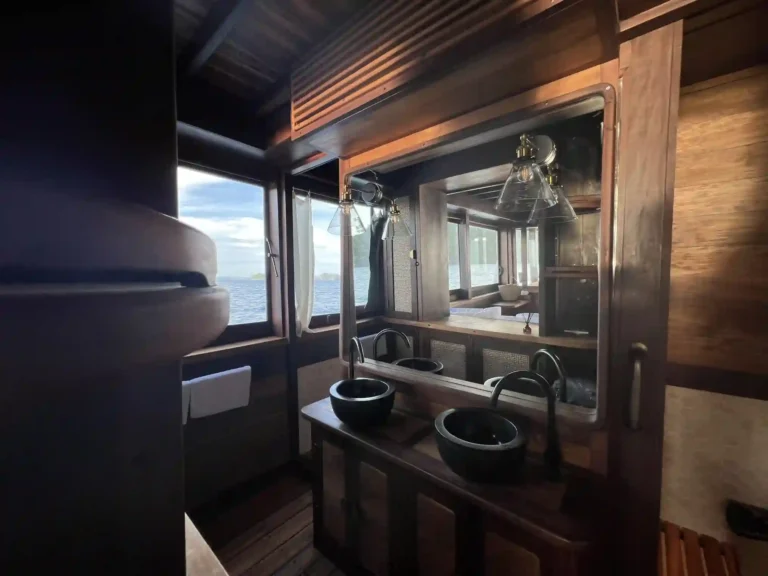 Dewata – Bathroom Mc