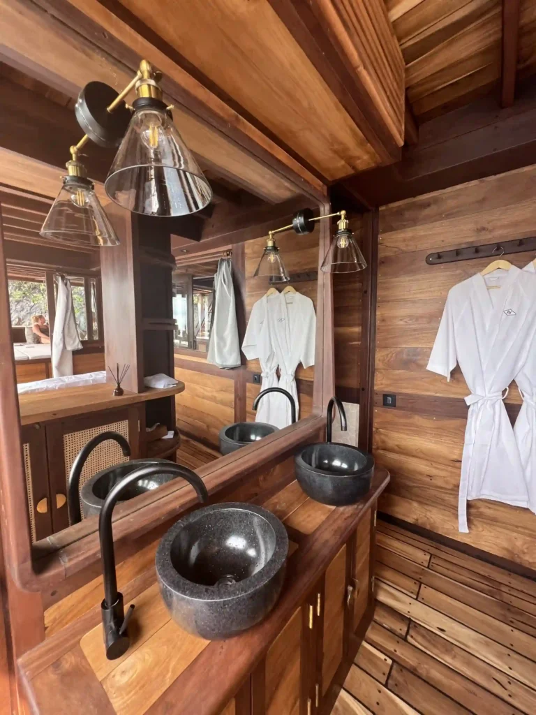 Dewata – Bathroom Mc