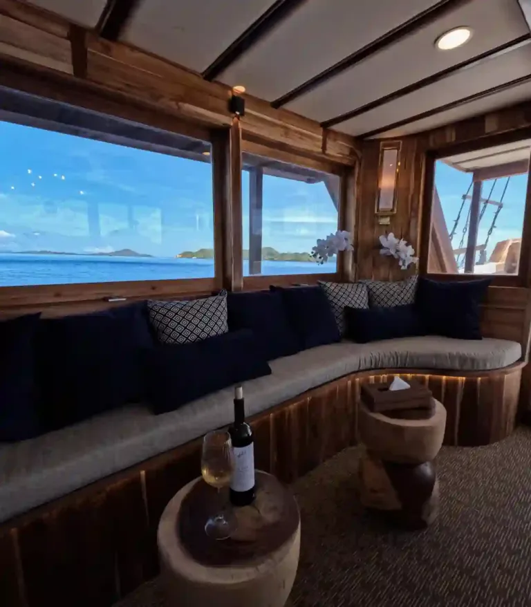 Raffles Cruise (4)