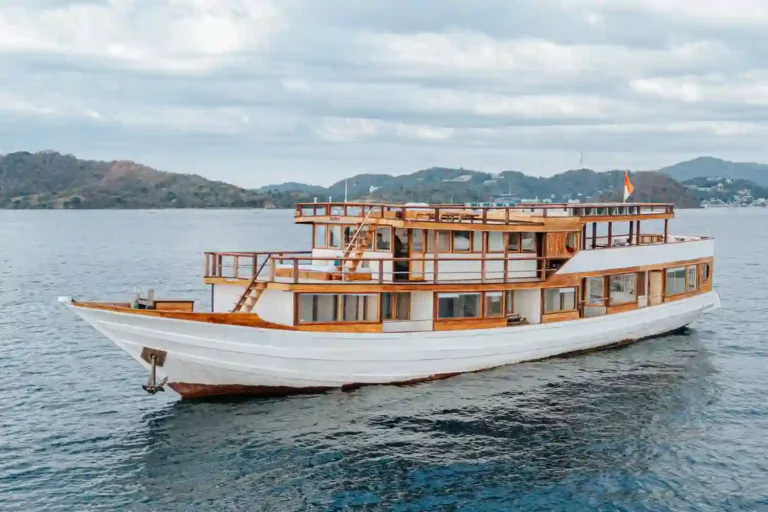 Sora liveaboard